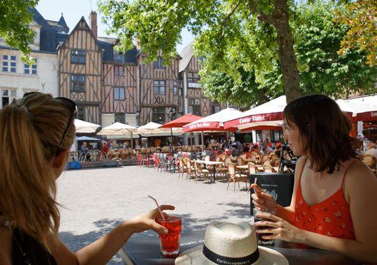 Tours : femmes à une terrasse de café sur la place Plumereau.