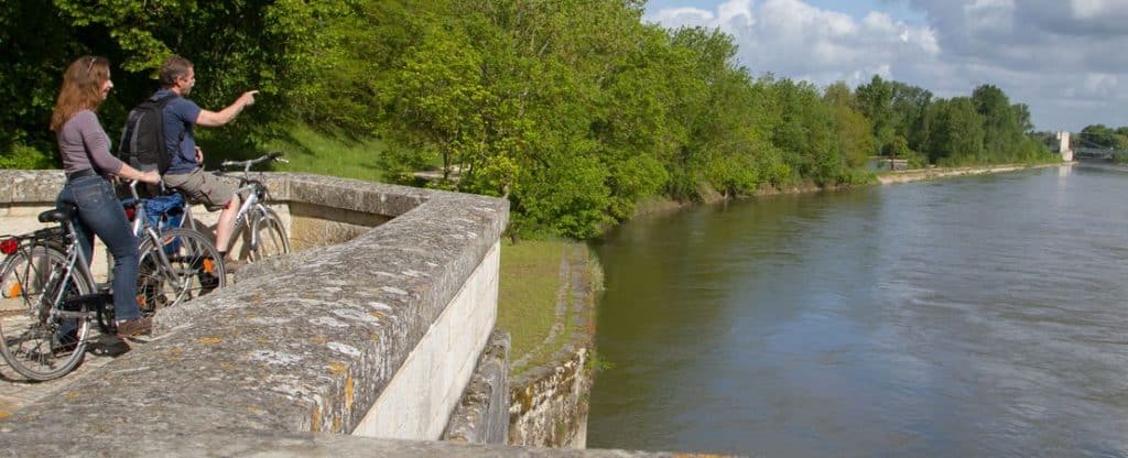 Couple-vélo-à-Châtillon-sur-Loire